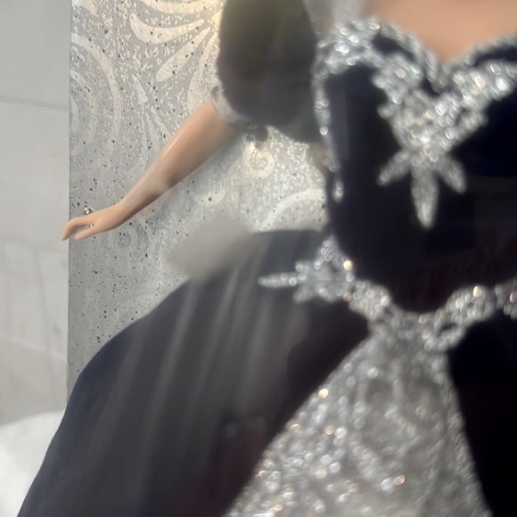 Barbie Special Millennium 2000 Edition Collectible Keepsake Doll - Picture 9 of 10